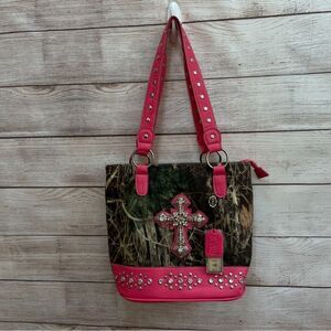 NEW WITH TAGS P‎ & G COLLECTION CAMO AND HOT PINK EMBELLISHED CROSS BAG